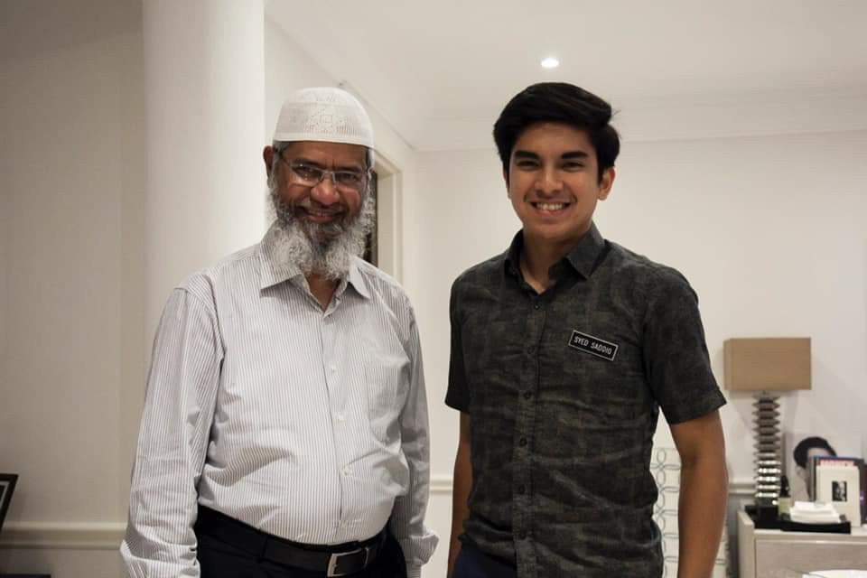 Syed Saddiq Syed Abdul Rahman mengabadikan kenangan bersama Dr Zakir Naik. u00e2u20acu201d Foto ihsan Facebook/Syed Saddiq
