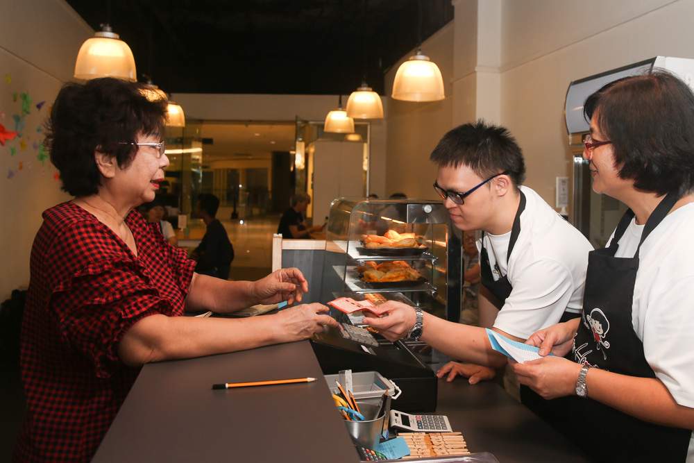 Sek Yi happily greets his customers while taking their orders. — Picture by Choo Choy May