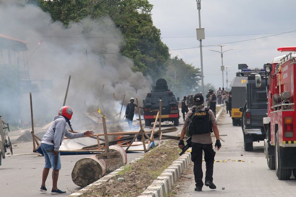 Indonesian policemen disperse protesters in Timika, Indonesiau00e2u20acu2122s restive Papua province, on August 21, 2019. u00e2u20acu201d AFP pic