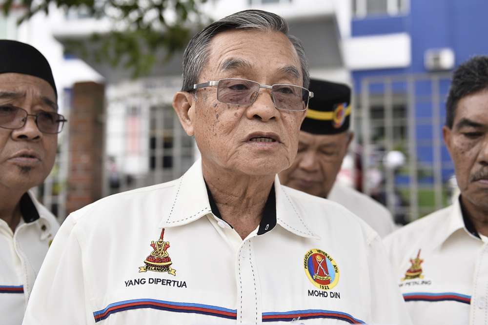 President of Veterans Association of Malaysia Armed Forces Selangor Haji Mohd Din Haji Husnin (centre) and members lodge a police report against Koon Yew Yin in Shah Alam August 17, 2019. u00e2u20acu2022 Picture by Miera Zulyana