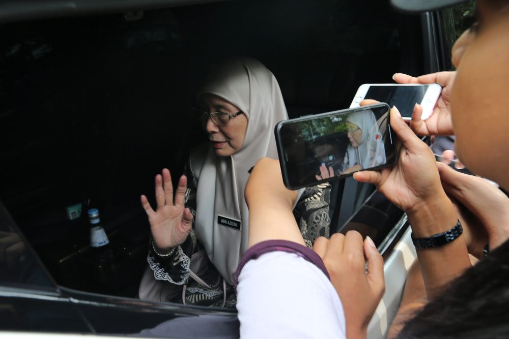 Deputy Prime Minister Datuk Seri Dr Wan Azizah Wan Ismail leaves The Dusun resort in Seremban August 16, 2019, after a closed-door meeting with Nora Quoirin's family. ― Picture by Ahmad Zamzahuri