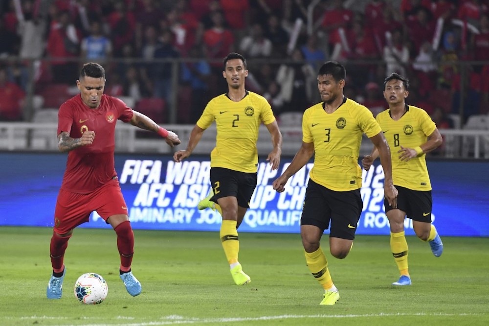 Indonesia’s Alberto Goncalves vies for a ball with Malaysia’s Shahrul Mohd Saad during the Fifa World Cup preliminary qualification round 2 at Gelora Bung Karno stadium in Jakarta September 5, 2019. — AFP pic