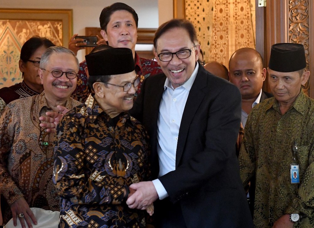 Datuk Seri Anwar Ibrahim hugs Indonesiau00e2u20acu2122s former president BJ Habibie during a courtesy call at Habibieu00e2u20acu2122s house in Jakarta May 20, 2018. u00e2u20acu201d AFP pic