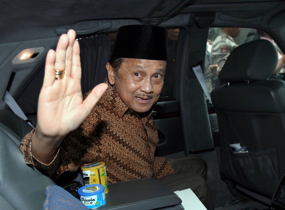 Former Indonesian president BJ Habibie waves to journalists after attending a hearing in Jakarta March 27, 2007, where he briefed a commission seeking the truth about deadly violence in East Timor. u00e2u20acu201d AFP pic