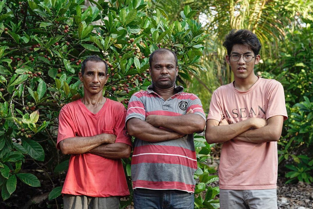 Adam Esham from House of Kendal (right) with two coffee pickers at the ‘kebun’. — Picture courtesy of House of Kendal