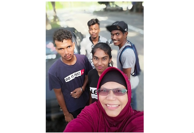 Pensyarah Rohana Ahmad sempat bergambar dengan Siva bersama ahli keluarganya. u00e2u20acu201d Foto ihsan Facebook/Ron Salem