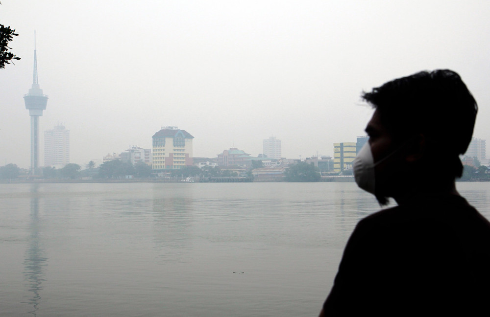 A man wears a face mask in a haze-blanketed Kuantan September 15, 2019. u00e2u20acu201d Bernama pic
