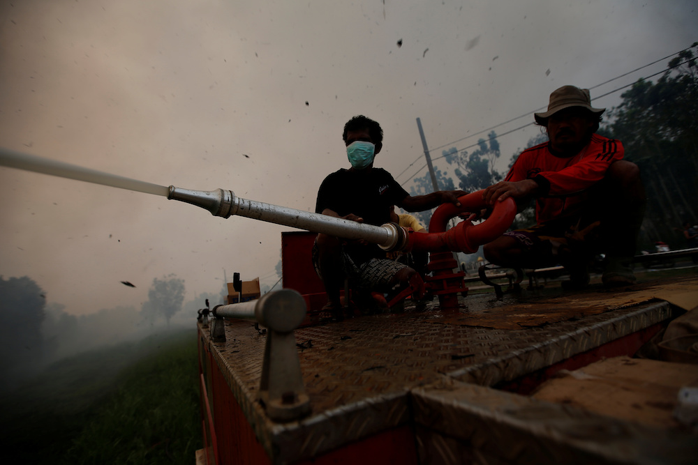 Volunteer firefighters try to extinguish fires on peatland forest in Pulang Pisau regency near Palangka Raya, Central Kalimantan province September 13, 2019. u00e2u20acu201d Reuters/Willy Kurniawan pic