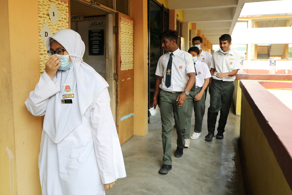 Students cover their faces with masks at a school in Puchong as haze shrouds Kuala Lumpur September 12, 2019. u00e2u20acu201d Reuters pic