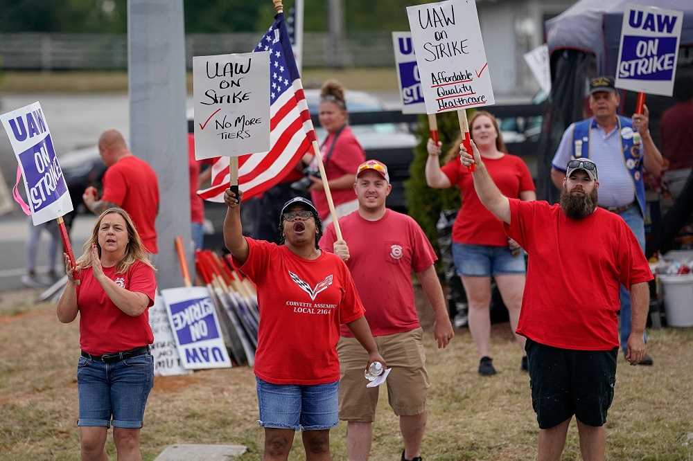 General Motors assembly workers and their supporters gather to picket outside the GM Bowling Green plant during the United Auto Workers (UAW) national strike in Kentucky September 20, 2019. u00e2u20acu201d Reuters pic
