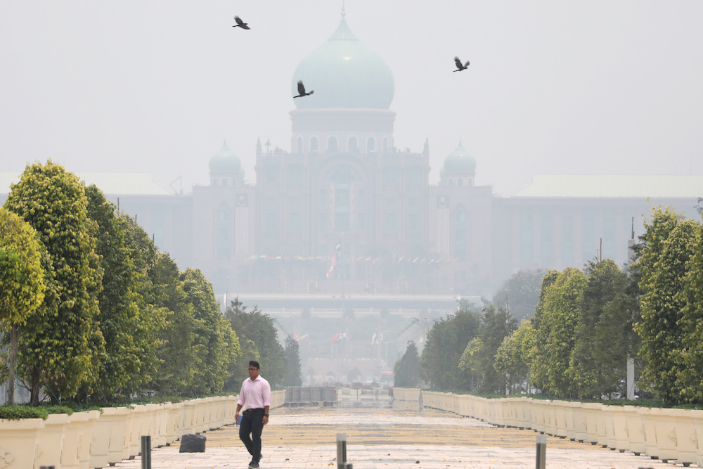 A man passes by the Prime Ministeru00e2u20acu2122s Office, which is shrouded in haze, in Putrajaya September 23, 2019. u00e2u20acu201d Reuters pic