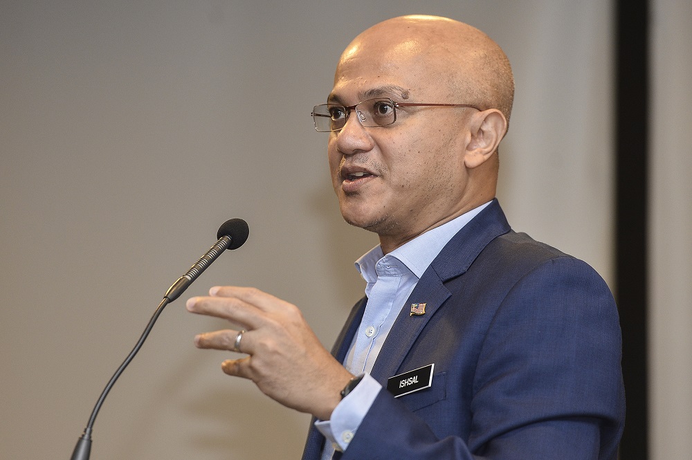 Malaysian Communications and Multimedia Commission chairman Al-Ishsal Ishak speaks during media briefing on the National Fiberisation and Connectivity Plan in Cyberjaya September 5, 2019. u00e2u20acu201d Picture by Miera Zulyana 