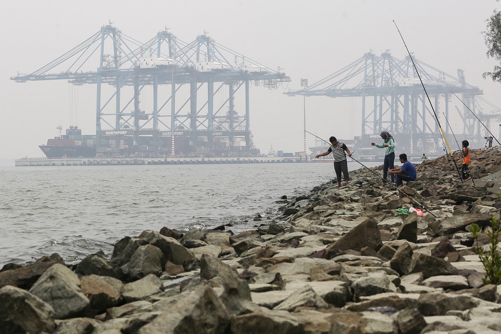 People fish on a hazy day in Nortport Klang September 9, 2019. u00e2u20acu201d Picture by Yusof Mat Isa