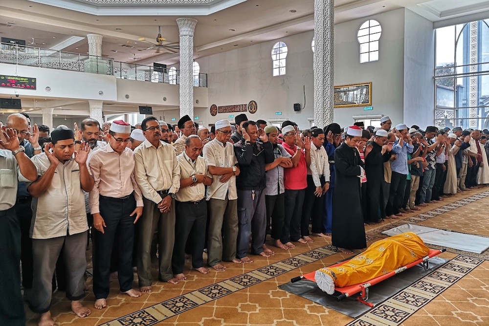 Family and friends offer prayers during Johan Fernandez Abdullah’s funeral at Masjid Jamek Kampung Baru in Kuala Lumpur September 11, 2019. — Picture by Shafwan Zaidon