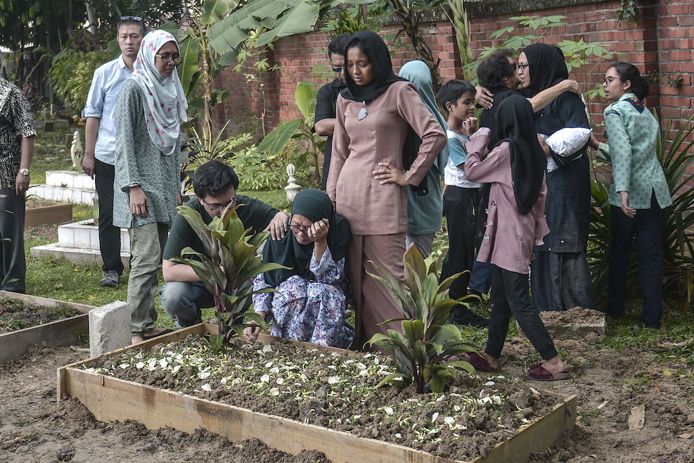 Family and friends attend Johan Fernandez Abdullah’s burial at Tanah Perkuburan Islam Jalan Ampang in Kuala Lumpur September 11, 2019. — Picture by Shafwan Zaidon