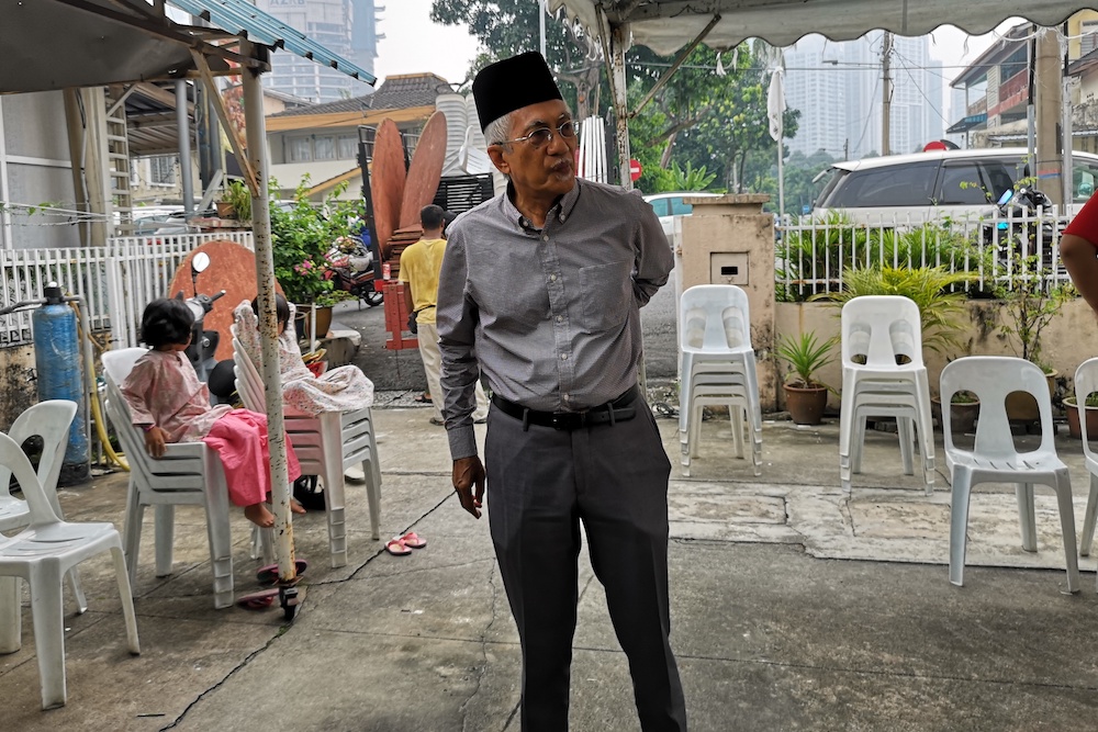 Datuk A. Kadir Jasin arrives for Johan Fernandez Abdullah’s funeral at Kampung Baru in Kuala Lumpur September 11, 2019. — Picture by Shafwan Zaidon