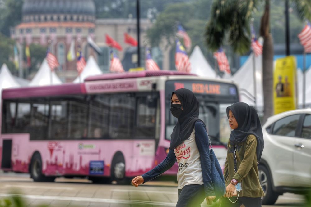 People wear masks as haze blankets Kuala Lumpur September 12, 2019. — Picture by Ahmad Zamzahuri