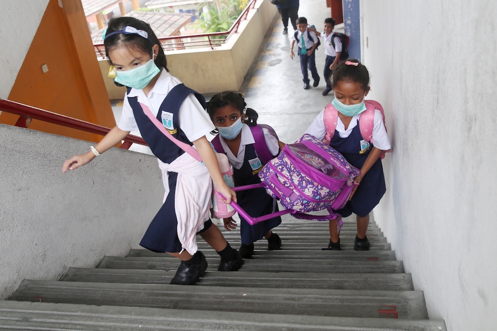 Students with masks are seen at the USJ 15 Vision School Complex in Subang Jaya September 13, 2019. u00e2u20acu201d Picture by Choo Choy May
