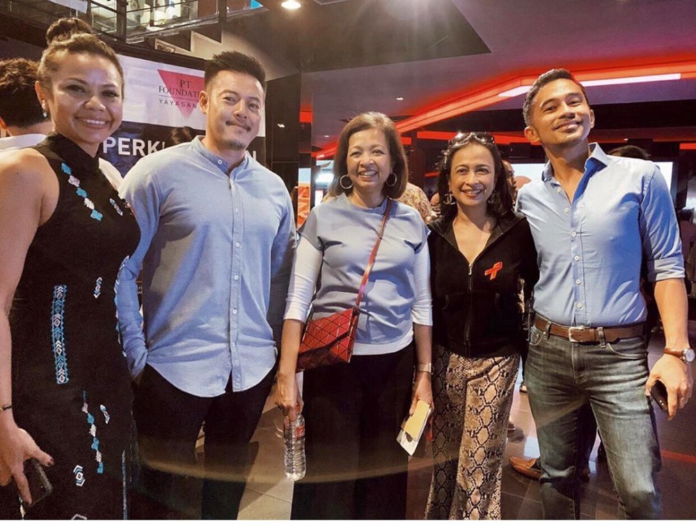 Malaysian AIDS Foundation patron Datin Paduka Marina Mahathir (third from left) with Tina Fazlita (fourth from left) and other supporters of the cause Niena Hafiz (far left), Kelvin Low (second from left), and Chef Firdaus (far right).