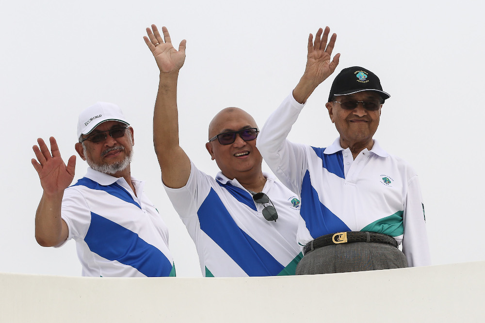 Prime Minister Tun Dr Mahathir Mohamad (right), PPJ president Datuk Dr Amnuddin Hassim (centre), Federal Territories Minister Khalid Abdul Samad attend the 2019 Putrajaya University Boat Race September 15, 2019. u00e2u20acu201d Picture by Yusof Mat Isa