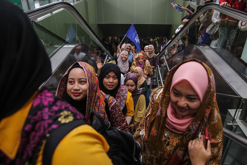 Organisers claimed the  sixth edition of 'Keretapi Sarong' event today drew about 3,000 people from all walks of life.