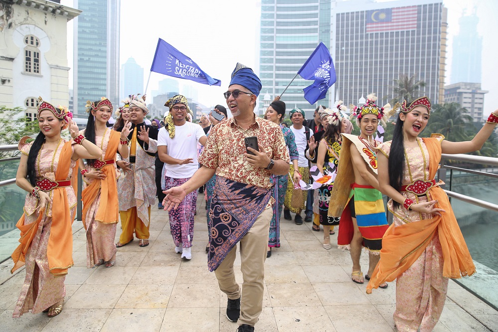 Along the way, participants also took part in pocket events including traditional dancing, reciting of traditional Malay poems and spinning the “gasing”, among others.