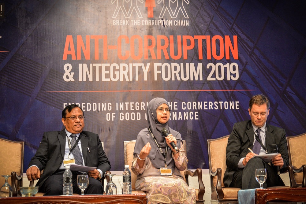 (From left) Alliance IFA (M) Sdn Bhd's Prabhat Kumar, SSM Acting CEO Nor Azimah Abd Aziz and Jonathan Tay from ACPMiT Asia (right), during the Anti-Corruption and Integrity 2019 forum in Kuala Lumpur September 17, 2019. u00e2u20acu201d Picture by Hari Anggara