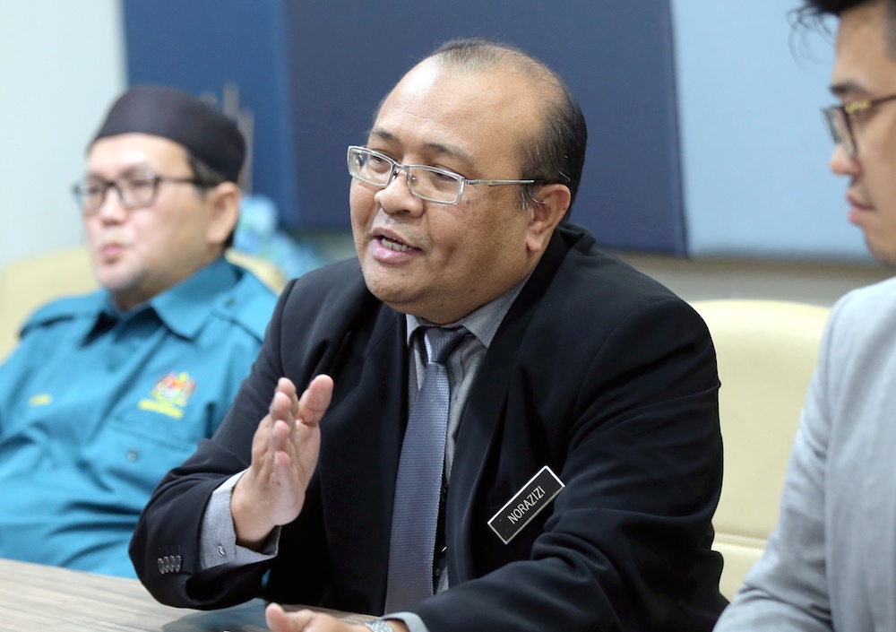 Perak Department of Enviroment director Norazizi Adinan addresses a press conference in Ipoh September 18, 2019. u00e2u20acu201d Picture by Farhan Najib