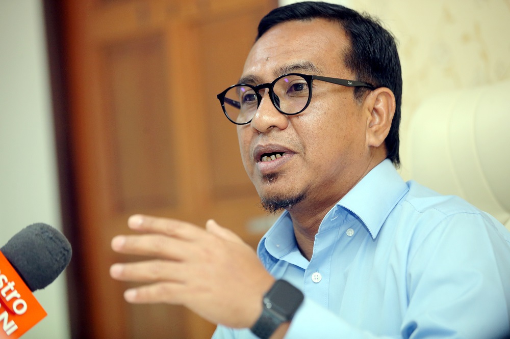 Special adviser to the Perak mentri besar, Datuk Zainol Fadzi Paharudin, speaks during a press conference in Ipoh September 18, 2019. u00e2u20acu201d Picture by Farhan Najib