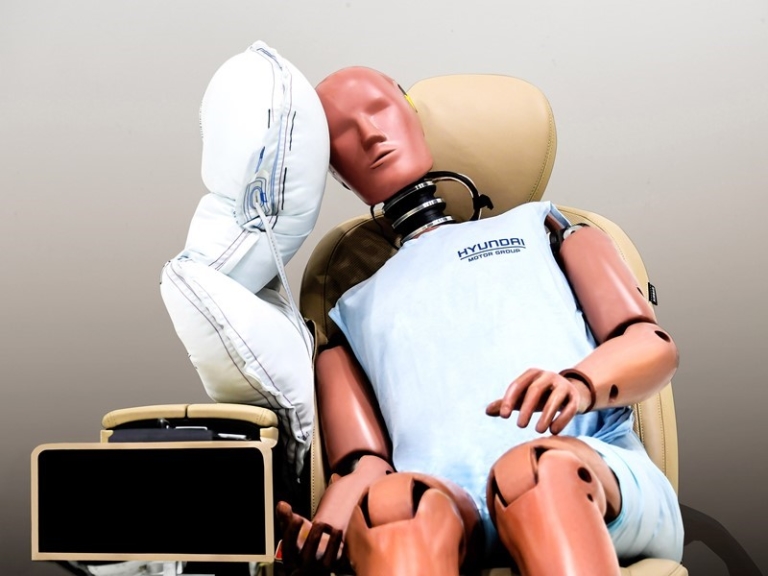 Hyundaiu00e2u20acu2122s future central airbag is expected to reduce 80% of head injuries caused by collisions between front-seat passengers. u00e2u20acu201du00c2u00a0Picture courtesy of Hyundai