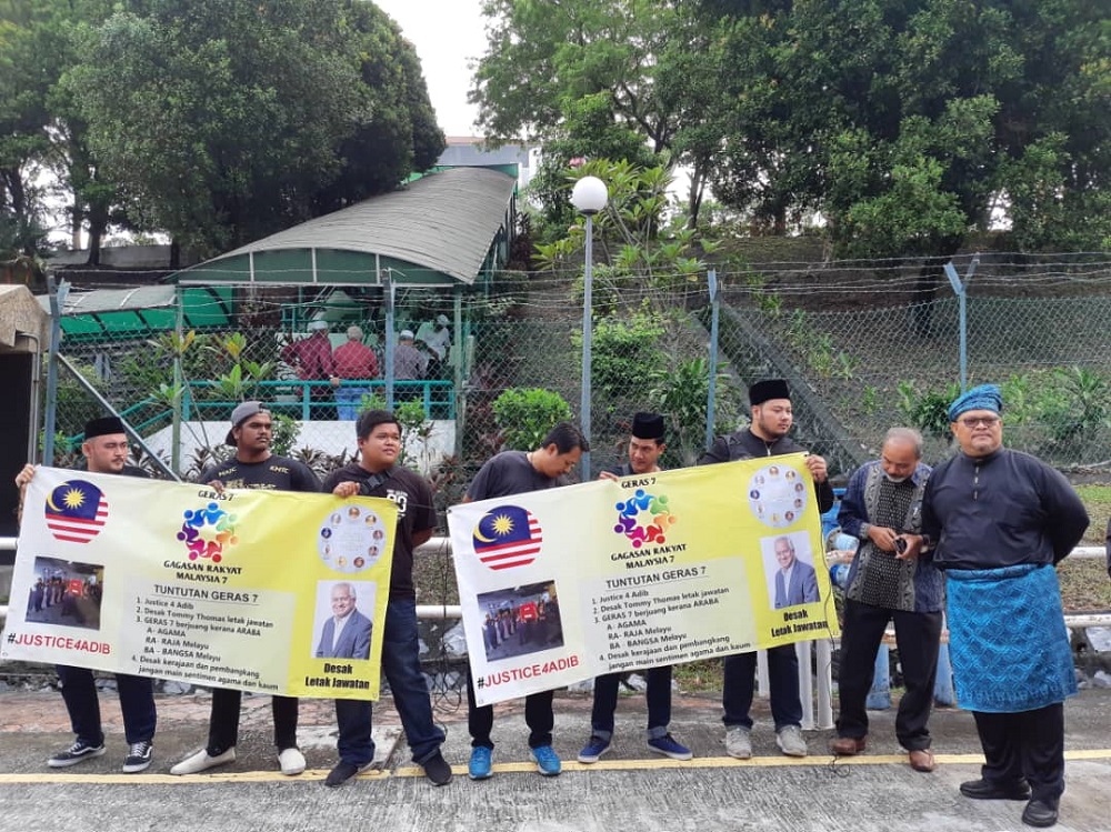 Abu Bakar Mohamed (with blue headdress) leads his group's protest outside the Shah Alam court complex September 27, 2019. u00e2u20acu201d Picture by Ida Lim