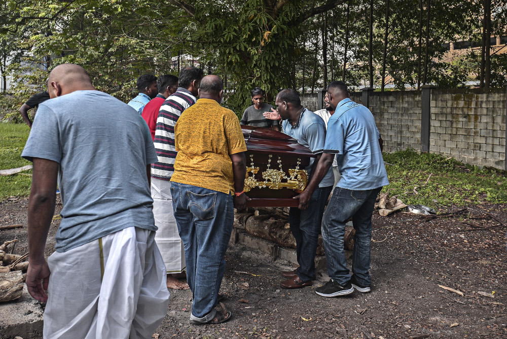 Family and friends attend Datuk M. Chandranu00e2u20acu2122s cremation at the Sentul Cremation Ground in Sentul, Kuala Lumpur September 28, 2019 u00e2u20acu201d Picture by Shafwan Zaidon 