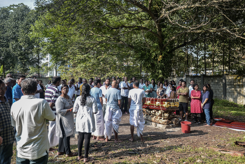 Family and friends attend Datuk M. Chandranu00e2u20acu2122s cremation at the Sentul Cremation Ground in Sentul, Kuala Lumpur September 28, 2019 u00e2u20acu201d Picture by Shafwan Zaidon 