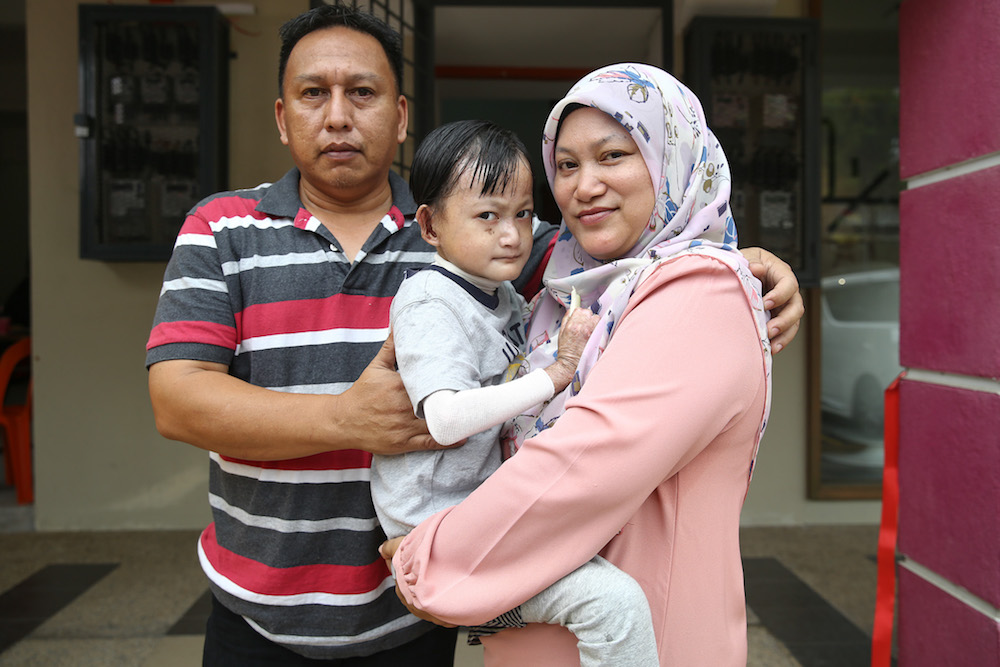 Nur Dini Adawiyah Azmi poses for a photo with her parents Azmi Abu Kassim and Noor Hafizatulizam Sidek The 13th Rainbow of Life Force (ROLF) Gold Ribbon Grant-A-Campaign 2019 in Shah Alam September 30, 2019. u00e2u20acu201d Picture by Yusof Mat Isa