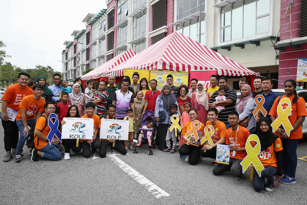 ROLF and DEBRA Malaysia staff pose for a group picture with EB sufferers and their families during The 13th Rainbow of Life Force (ROLF) Gold Ribbon Grant-A-Campaign 2019 in Shah Alam September 30, 2019. u00e2u20acu201d Picture by Yusof Mat Isa