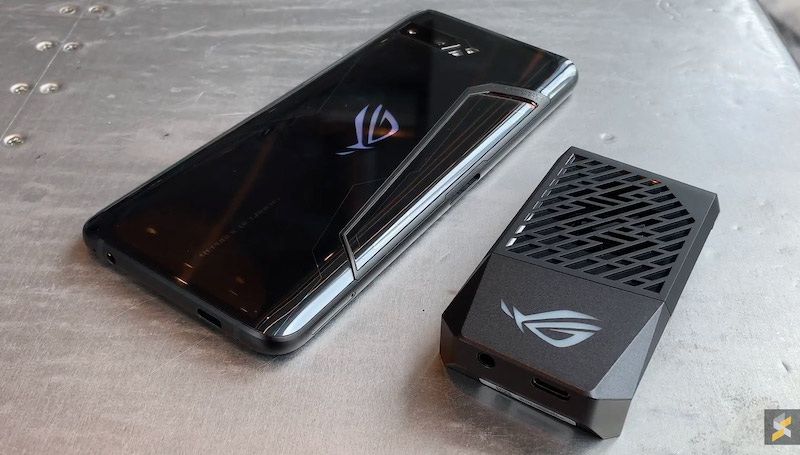 Similar to the first-gen device, there’s an AeroActive Cooler II fan attachment. — Picture via SoyaCincau