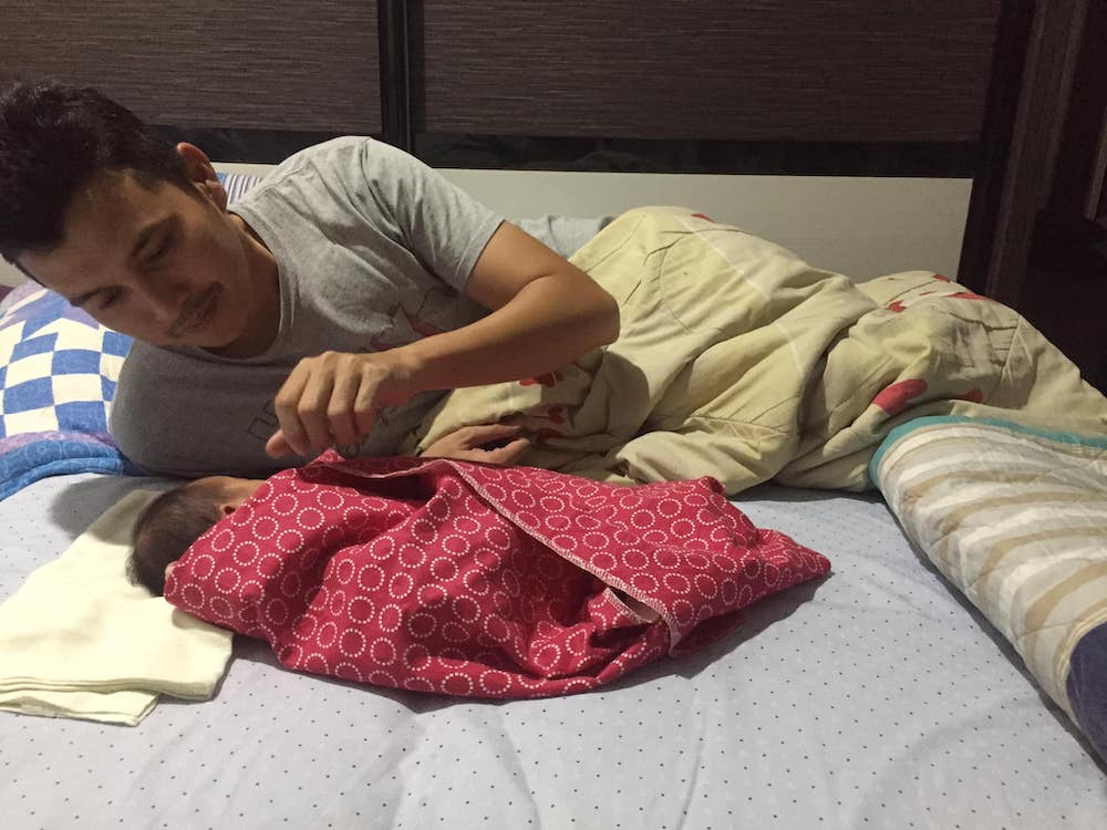 Fahmi Jamil laying down peacefully next to his second child, Fatihah. u00e2u20acu201d Picture via Facebook/Fahmi Jamil