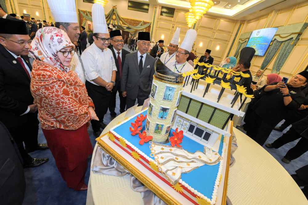 The royal couple admire a cake from Putra World Trade Centre  in conjunction with the Kingu00e2u20acu2122s upcoming birthday celebration at Dewan Santapan Utama, Istana Negara September 4, 2019. u00e2u20acu201d Bernama pic 