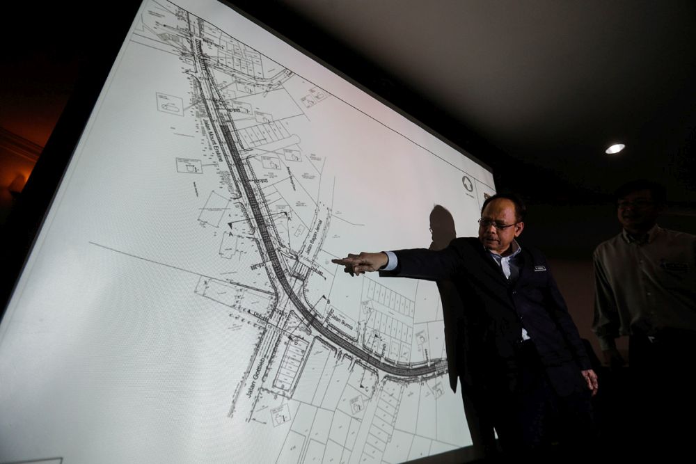 Datuk Addnan Mohd Razali explains the underpass that will be built on the intersection between Jalan Mt Erskine and Jalan Burma to reporters during a press conference at Komtar, George Town September 3, 2019. u00e2u20acu201d Picture by Sayuti Zainudin