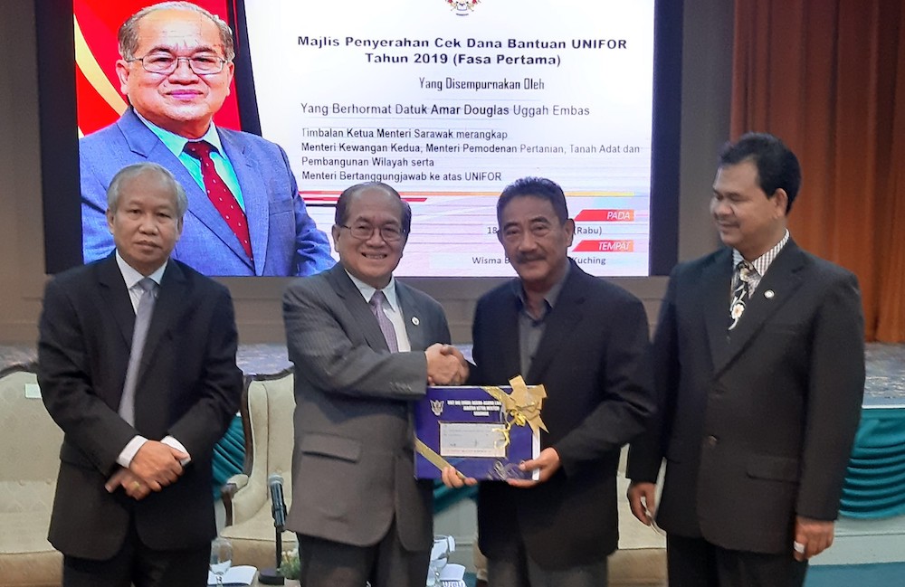 Simunjan state assemblyman Awla Dris (2nd right), on behalf of two churches in his constituency, receives the allocation from Deputy Chief Minister Datuk Amar Douglas Uggah in Kuching September 18, 2019. u00e2u20acu201d Picture by Sulok Tawie