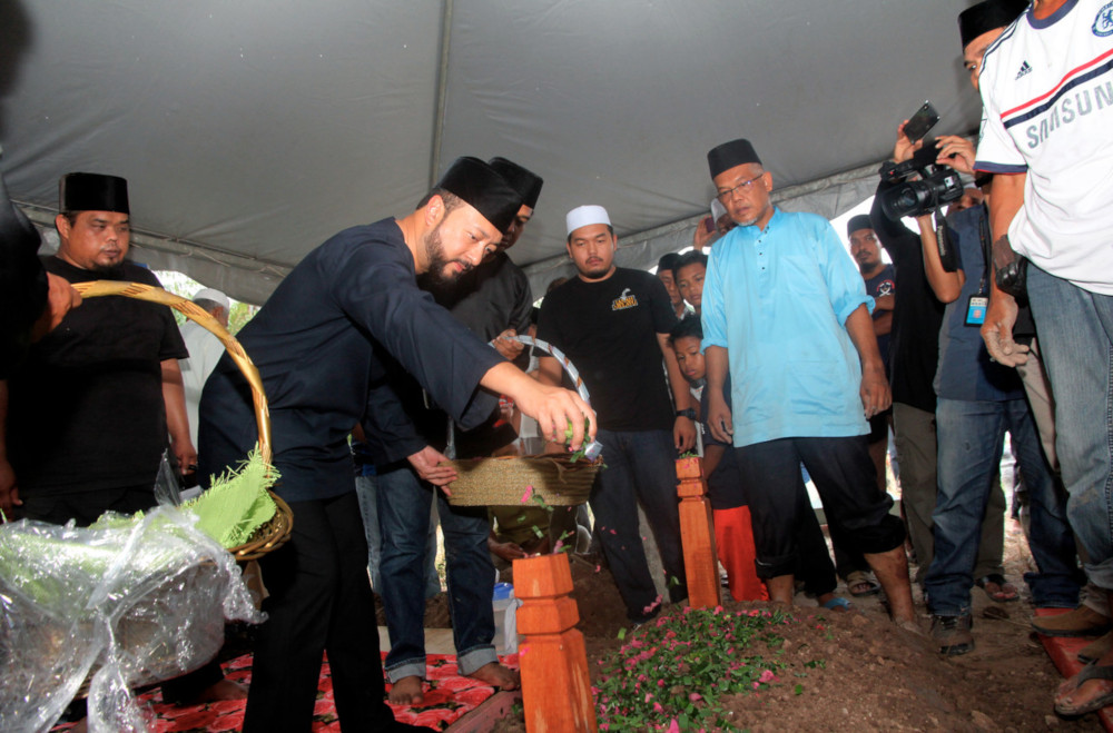 Kedah Mentri Besar and Bersatu Deputy President Datuk Seri Mukhriz Mahathir scatters flowers on the grave of Datuk Dr Md Farid Md Rafik at the Sheikh Haji Ahmad Waqf Muslim Cemetery in Kampung Chokoh, Serkat, Pontian September 21, 2019. u00e2u20acu201d Bernama pic 