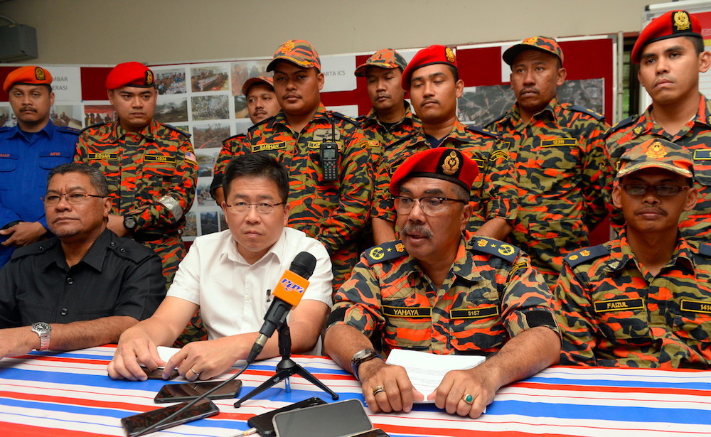 Johor Fire and Rescue Department director Datuk Yahaya Madis and state Local Government, Urban Wellbeing and Environment Committee chairman Tan Chen Choon attend a press conference in Gelang Patah September 2, 2019. u00e2u20acu201d Bernama pic