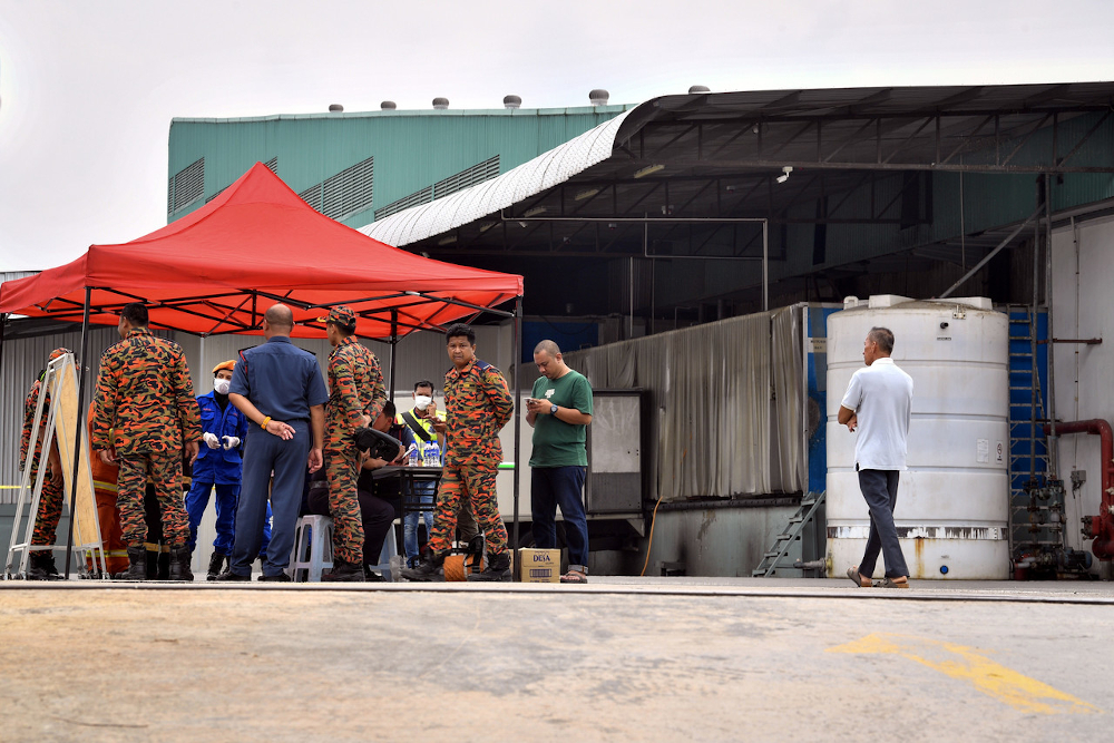 Fire and Rescue Department personnel at the compound of HLRB Processing Sdn Bhd in Jasin after an ammonia gas leak was detected September 3, 2019. u00e2u20acu201d Bernama pic