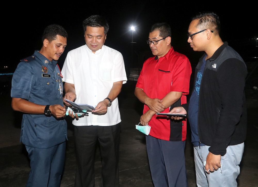 State Housing, Local Government, Environment and Green Technology Committee chairman Datuk Tey Kok Kiew is briefed on the situation at a chicken processing farm in Merlimau September 3, 2019. u00e2u20acu201d Bernama pic