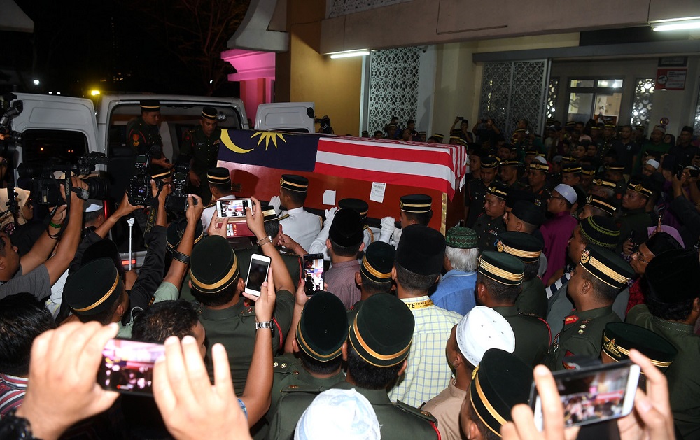 After the funeral prayer service was completed at 2.43am, Mohd Zahir’s body was taken to the Tambun Muslim cemetery in Ipoh for burial after subuh prayers. ― Bernama pic