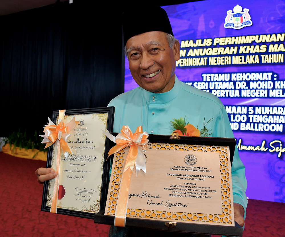 Former attorney general Tan Sri Abu Talib Othman poses with his Melaka Tokoh Maal Hijrah 2019 award in Melaka September 5, 2019. u00e2u20acu201d Bernama pic