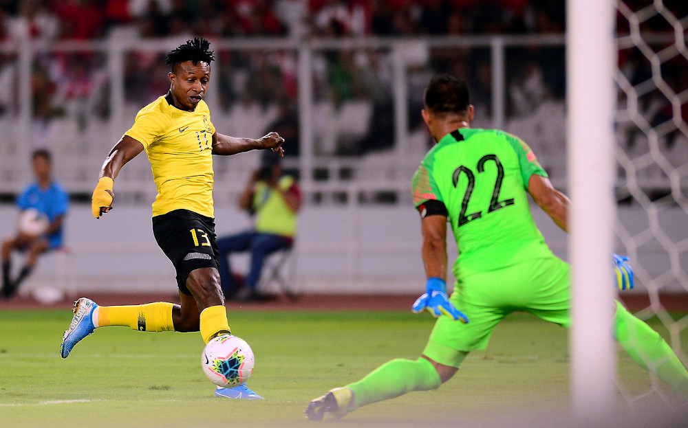 Mohamadou Sumareh (left) emerged as the hero when he netted the winning goal in added time (90 minutes + 7) to give the Harimau Malaya squad three valuable points. u00e2u20acu201d Bernama pic