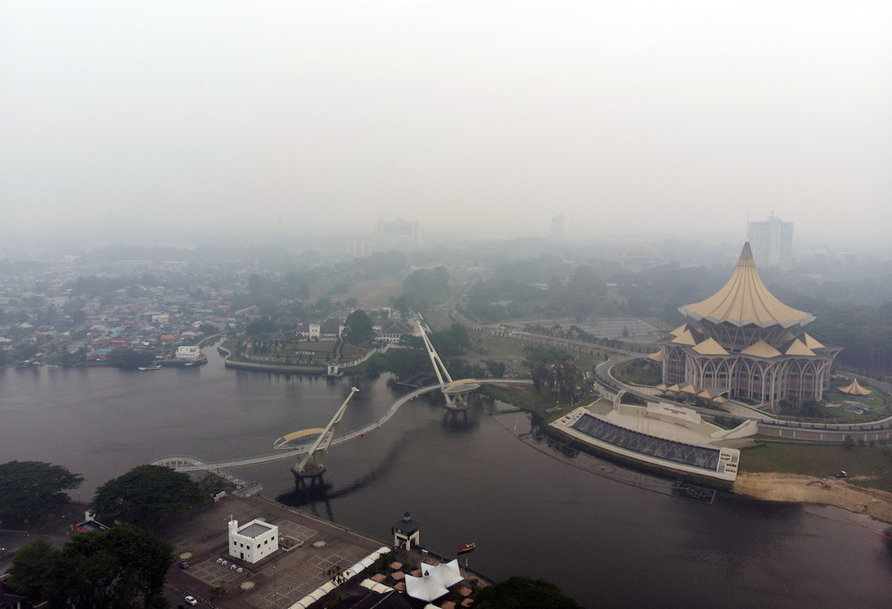 A thick blanket of haze shrouds Kuching September 6, 2019. u00e2u20acu201d Bernama pic