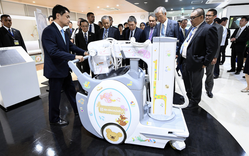 Prime Minister Tun Dr Mahathir Mohamad listens to an explanation of a machine during his visit to Shimadzu Corporation in Kyoto September 6, 2019. u00e2u20acu201d Bernama pic