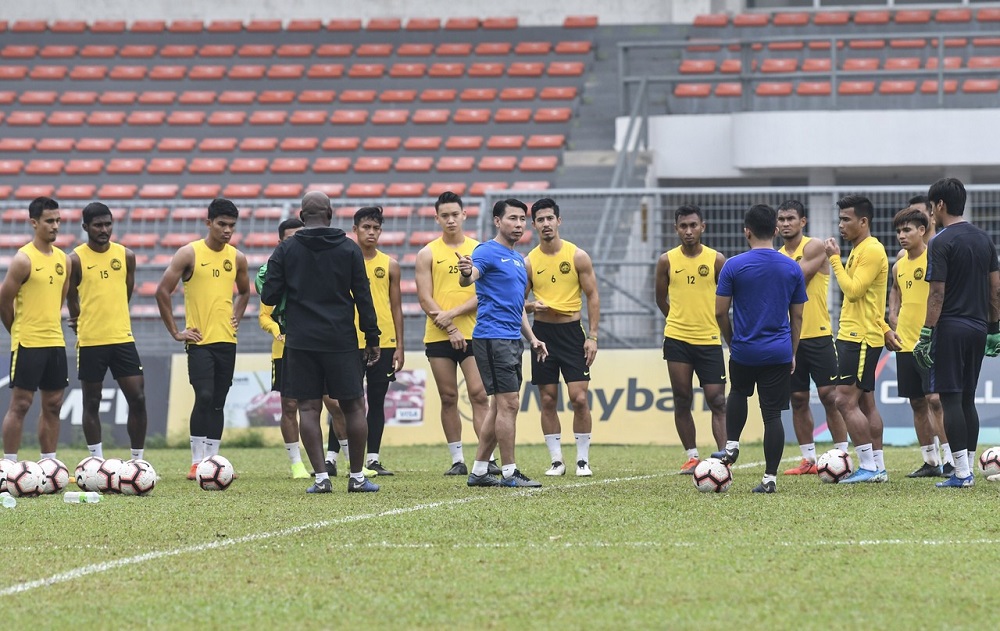 Ketua jurulatih pasukan kebangsaan Tan Cheng Hoe (tengah) memberi arahan kepada anak-anak buahnya ketika menjalani sesi latihan di Stadium Bola Sepak Kuala Lumpur, 8 September 2019. u00e2u20acu201d Foto Bernama